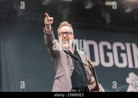 Die irisch - US-amerikanische Folk-Punk-Rock Band Flogging Molly live auf dem Highfield 2024 Gesang, Folk-Gitarre, Bodhran Dave King Mandoline, Banjo Robert Schmidt E-Bass Nathen Maxwell E-Gitarre Dennis Casey Fiddle, Tin Whistle, Uilleann Pipes, Akustische Gitarre Bridget Regan Schlagzeug Mike Alonso Akkordeon Matthew Hensley Highfield Tag 3 - Flogging Molly *** le groupe folk punk rock irlandais Flogging Molly live at Highfield 2024 chant, guitare folk, bodhran Dave King Mandolin, banjo Robert Schmidt basse électrique Nathen Maxwell guitare électrique Dennis Casey Fiddle, sifflet, uilleann pipes Banque D'Images