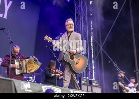 Die irisch - US-amerikanische Folk-Punk-Rock Band Flogging Molly live auf dem Highfield 2024 Gesang, Folk-Gitarre, Bodhran Dave King Mandoline, Banjo Robert Schmidt E-Bass Nathen Maxwell E-Gitarre Dennis Casey Fiddle, Tin Whistle, Uilleann Pipes, Akustische Gitarre Bridget Regan Schlagzeug Mike Alonso Akkordeon Matthew Hensley Highfield Tag 3 - Flogging Molly *** le groupe folk punk rock irlandais Flogging Molly live at Highfield 2024 chant, guitare folk, bodhran Dave King Mandolin, banjo Robert Schmidt basse électrique Nathen Maxwell guitare électrique Dennis Casey Fiddle, sifflet, uilleann pipes Banque D'Images