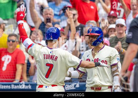 Philadelphie, États-Unis. 18 août 2024. Trea Turner (7) des Philadelphia Phillies célèbre avec Nick Castellanos après avoir frappé un home run lors de la troisième manche d'un match de baseball contre les Nationals de Washington, dimanche 18 août 2024, à Philadelphie. Photo de Laurence Kesterson/UPI crédit : UPI/Alamy Live News Banque D'Images