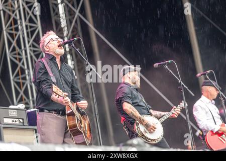 Die irisch - US-amerikanische Folk-Punk-Rock Band Flogging Molly live auf dem Highfield 2024 Gesang, Folk-Gitarre, Bodhran Dave King Mandoline, Banjo Robert Schmidt E-Bass Nathen Maxwell E-Gitarre Dennis Casey Fiddle, Tin Whistle, Uilleann Pipes, Akustische Gitarre Bridget Regan Schlagzeug Mike Alonso Akkordeon Matthew Hensley Highfield Tag 3 - Flogging Molly *** le groupe folk punk rock irlandais Flogging Molly live at Highfield 2024 chant, guitare folk, bodhran Dave King Mandolin, banjo Robert Schmidt basse électrique Nathen Maxwell guitare électrique Dennis Casey Fiddle, sifflet, uilleann pipes Banque D'Images