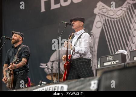 Die irisch - US-amerikanische Folk-Punk-Rock Band Flogging Molly live auf dem Highfield 2024 Gesang, Folk-Gitarre, Bodhran Dave King Mandoline, Banjo Robert Schmidt E-Bass Nathen Maxwell E-Gitarre Dennis Casey Fiddle, Tin Whistle, Uilleann Pipes, Akustische Gitarre Bridget Regan Schlagzeug Mike Alonso Akkordeon Matthew Hensley Highfield Tag 3 - Flogging Molly *** le groupe folk punk rock irlandais Flogging Molly live at Highfield 2024 chant, guitare folk, bodhran Dave King Mandolin, banjo Robert Schmidt basse électrique Nathen Maxwell guitare électrique Dennis Casey Fiddle, sifflet, uilleann pipes Banque D'Images