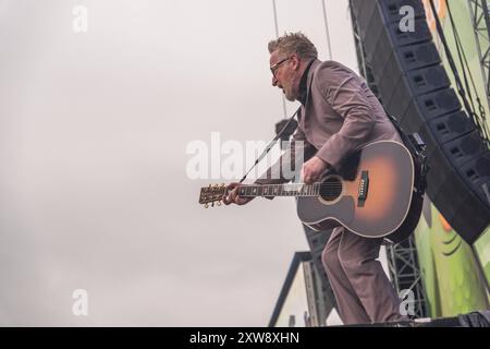 Die irisch - US-amerikanische Folk-Punk-Rock Band Flogging Molly live auf dem Highfield 2024 Gesang, Folk-Gitarre, Bodhran Dave King Mandoline, Banjo Robert Schmidt E-Bass Nathen Maxwell E-Gitarre Dennis Casey Fiddle, Tin Whistle, Uilleann Pipes, Akustische Gitarre Bridget Regan Schlagzeug Mike Alonso Akkordeon Matthew Hensley Highfield Tag 3 - Flogging Molly *** le groupe folk punk rock irlandais Flogging Molly live at Highfield 2024 chant, guitare folk, bodhran Dave King Mandolin, banjo Robert Schmidt basse électrique Nathen Maxwell guitare électrique Dennis Casey Fiddle, sifflet, uilleann pipes Banque D'Images