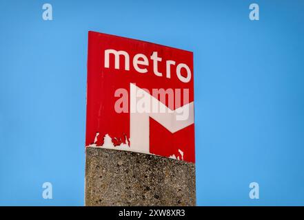 Logo de la station de métro de Lisbonne sur la place Restauradores dans le centre-ville de Lisbonne Portugal, 16 avril 2024 Banque D'Images