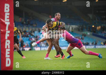 Leeds, Royaume-Uni. 18 août 2024. *** Sylvester Namo FAIT UNE PAUSE lors du Magic Weekend Super League match entre Huddersfield Giants et Castleford Tigers à Elland Road, Leeds, Angleterre, le 18 août 2024. Photo de Simon Hall. Utilisation éditoriale uniquement, licence requise pour une utilisation commerciale. Aucune utilisation dans les Paris, les jeux ou les publications d'un club/ligue/joueur. Crédit : UK Sports pics Ltd/Alamy Live News Banque D'Images