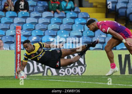 Leeds, Royaume-Uni. 18 août 2024. Elland Road, Leeds, West Yorkshire, 18 août 2024. Betfred Super League - Magic Weekend Huddersfield Giants vs Castleford Tigers Jason Qareqare de Castleford Tigers marque l'essai contre Huddersfield Giants Credit : Touchlinepics/Alamy Live News Banque D'Images