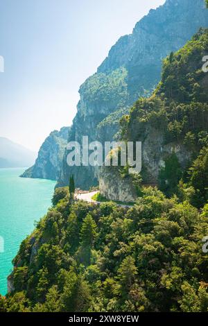 Sentier de randonnée ¨à Sentiero del Ponale¨ près de Riva del Garda, Italie avec une vue imprenable sur le lac de Garde et le paysage rocheux environnant Banque D'Images