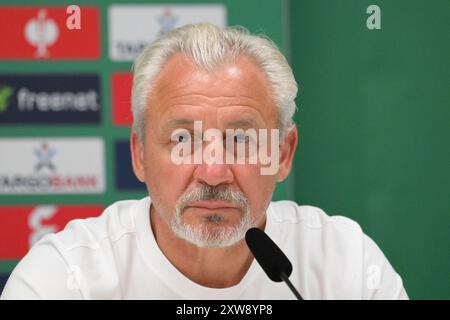 Pavel Dotchev (entraîneur, FC Erzgebirge Aue) zur Pressekonferenz. FC Erzgebirge Aue v. Borussia Moenchengladbach, Fussball, DFB-Pokal, 1. Runde, saison 2024/2025, 17.08.2024 LES RÈGLEMENTS DFB/DFL INTERDISENT TOUTE UTILISATION DE PHOTOGRAPHIES COMME SÉQUENCES D'IMAGES ET/OU QUASI-VIDÉO Foto : Eibner-Pressefoto/Bert Harzer Banque D'Images