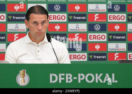 Gerardo Seoane (entraîneur, Borussia Moenchengladbach) zur Pressekonferenz. FC Erzgebirge Aue v. Borussia Moenchengladbach, Fussball, DFB-Pokal, 1. Runde, saison 2024/2025, 17.08.2024 LES RÈGLEMENTS DFB/DFL INTERDISENT TOUTE UTILISATION DE PHOTOGRAPHIES COMME SÉQUENCES D'IMAGES ET/OU QUASI-VIDÉO Foto : Eibner-Pressefoto/Bert Harzer Banque D'Images