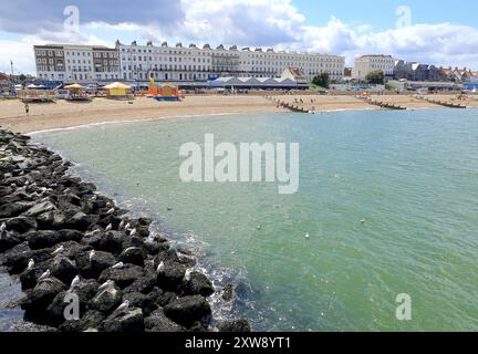 Mouettes sur un éperon rocheux surplombant la plage de galets de Herne Bay Banque D'Images