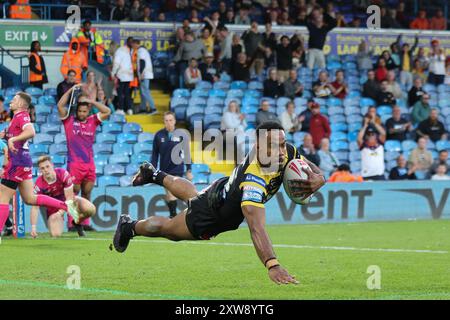 Leeds, Royaume-Uni. 18 août 2024. Elland Road, Leeds, West Yorkshire, 18 août 2024. Betfred Super League - Magic Weekend Huddersfield Giants vs Castleford Tigers Jason Qareqare de Castleford Tigers plonge pour marquer son 2e essai contre Huddersfield Giants Credit : Touchlinepics/Alamy Live News Banque D'Images