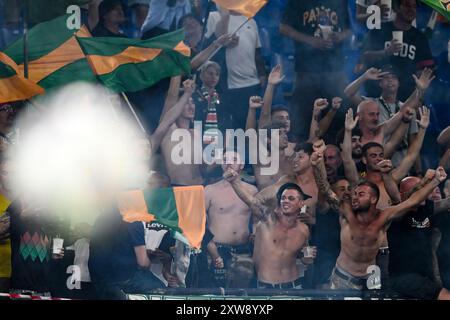 Rome, Italie. 18 août 2024. Les fans de Venezia encouragent le match de Serie A entre le SS Lazio et le Venezia FC au stade Olimpico à Rome (Italie), le 18 août 2024. Crédit : Insidefoto di andrea staccioli/Alamy Live News Banque D'Images