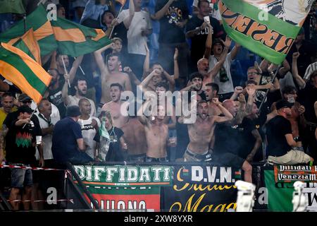 Rome, Italie. 18 août 2024. Les fans de Venezia encouragent le match de Serie A entre le SS Lazio et le Venezia FC au stade Olimpico à Rome (Italie), le 18 août 2024. Crédit : Insidefoto di andrea staccioli/Alamy Live News Banque D'Images