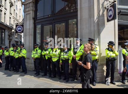 Boutique Canada Goose a Regent Street Londres Royaume Uni. Logo de la marque au dessus de l entree du magasin Photo Stock Alamy