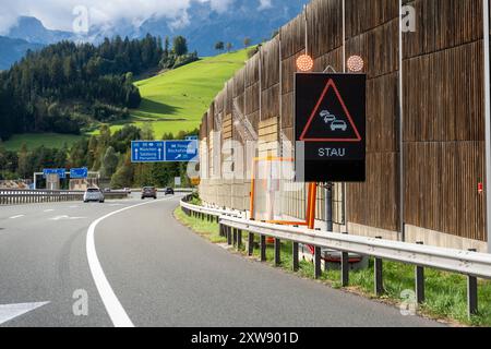 Bavière, Allemagne - 23 septembre 2023 : un panneau de signalisation sur une autoroute allemande avertit des embouteillages *** Ein Verkehrsschild auf einer deutschen Autobahn warnt vor Stau Banque D'Images