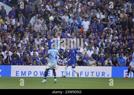 Chelsea, Londres, Royaume-Uni. 18 août 2024. Le premier match de la premier League pour le Chelsea Football Club et les champions de Manchester City Football Club de l'année dernière ont joué à Stamford Bridge. Notre photo montre : (OPS) : Cole Palmer (20) Crosses Into the City Box crédit : Motofoto/Alamy Live News Banque D'Images