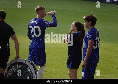 Chelsea, Londres, Royaume-Uni. 18 août 2024. Le premier match de la premier League pour le Chelsea Football Club et les champions de Manchester City Football Club de l'année dernière ont joué à Stamford Bridge. Notre photo montre : (OPS) : Cole Palmer prend un verre comme Marc Guiu readyÕs lui-même à prendre sur le terrain en retard sub crédit : Motofoto/Alamy Live News Banque D'Images