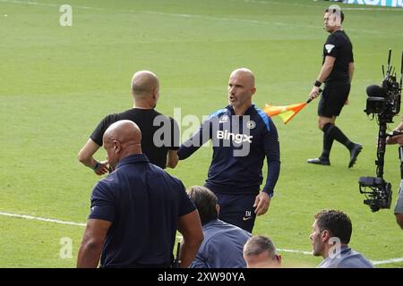 Chelsea, Londres, Royaume-Uni. 18 août 2024. Le premier match de la premier League pour le Chelsea Football Club et les champions de Manchester City Football Club de l'année dernière ont joué à Stamford Bridge. Notre photo montre : (OPS) : Guardiola, l'entraîneur de CityÕs homme serre la main de son ancien assistant, et maintenant l'entraîneur de Chelsea Enzo Maresca après que son équipe ait battu Chelsea 2-0 crédit : Motofoto/Alamy Live News Banque D'Images