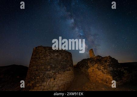 Voie lactée sur le village ibérique de San Pedro à Oliete Teruel Banque D'Images
