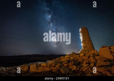 Voie lactée sur le village ibérique de San Pedro à Oliete Teruel Banque D'Images