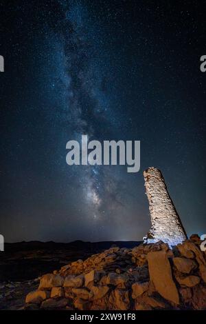 Voie lactée sur le village ibérique de San Pedro à Oliete Teruel Banque D'Images