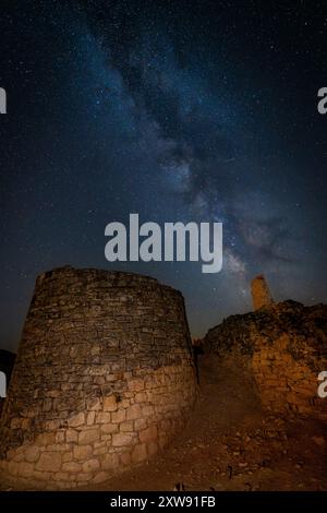 Voie lactée sur le village ibérique de San Pedro à Oliete Teruel Banque D'Images