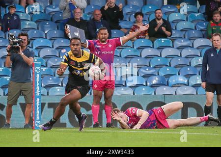 Leeds, Royaume-Uni. 18 août 2024. ***Jason QareQare passe pour son deuxième essai lors du Magic Weekend Super League match entre Huddersfield Giants et Castleford Tigers à Elland Road, Leeds, Angleterre le 18 août 2024. Photo de Simon Hall. Utilisation éditoriale uniquement, licence requise pour une utilisation commerciale. Aucune utilisation dans les Paris, les jeux ou les publications d'un club/ligue/joueur. Crédit : UK Sports pics Ltd/Alamy Live News Banque D'Images