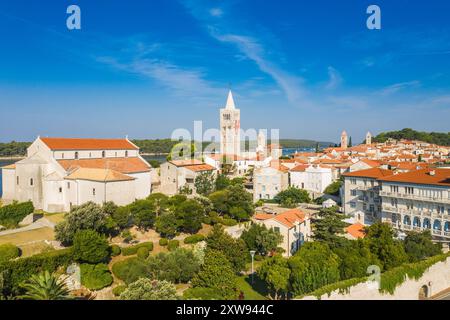 Vue aérienne de la vieille ville de Rab sur l'île de Rab, Croatie Banque D'Images