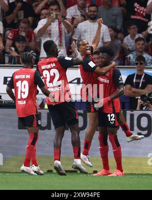 LEVERKUSEN, ALLEMAGNE - 17 AOÛT : Edmond Tapsoba de Bayer Leverkusen , Jeremie Frimpong de Bayer Leverkusen , Victor Boniface de Bayer Leverkusen , Nathan Tella de Bayer Leverkusen célèbre son but 1:0 lors du match DFL Supercup 2024 entre Bayer 04 Leverkusen et VfB Stuttgart le 17 août 2024 à Leverkusen Allemagne. © diebilderwelt / Alamy Stock Banque D'Images