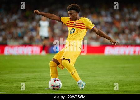 Valencia, Espagne. 18 août 2024. VALENCIA, ESPAGNE - 17 AOÛT : Alex Balde, arrière gauche du FC Barcelone, passe le ballon lors du match LaLiga EA Sports entre Valencia CF et FC Barcelone au stade Mestalla le 17 août 2024 à Valence, Espagne. (Photo de Jose Torres/photo Players images/Magara Press) crédit : Magara Press SL/Alamy Live News Banque D'Images