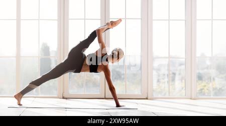 Gymnaste flexible girl matin exercer en studio Banque D'Images