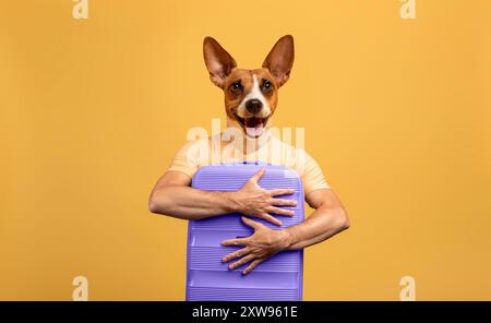 Chien heureux avec bagages prêt à voyager Banque D'Images