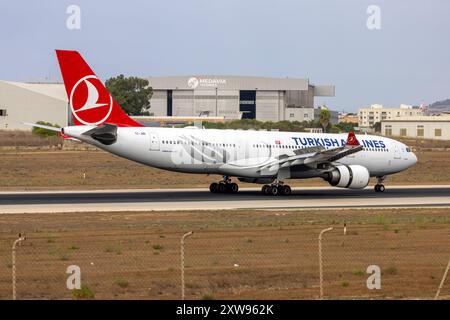 Turkish Airlines Airbus A330-203 (REG : TC-JND) sur le vol du matin au départ d'Istanbul. Banque D'Images