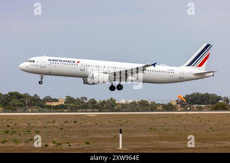 Airbus A321-211 d'Air France (REG : F-GTAS) en finale sur la piste 31 de CDG. Banque D'Images