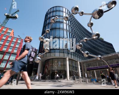 Infinite accumulation par Yayoi Kusama, commissionné par la fondation artistique crossrail à l'extérieur du 100 Liverpool Street London UK Banque D'Images