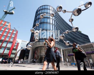 Infinite accumulation par Yayoi Kusama, commissionné par la fondation artistique crossrail à l'extérieur du 100 Liverpool Street London UK Banque D'Images