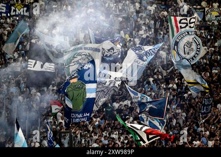 Rome, Italie. 18 août 2024. Les fans du Lazio encouragent le match de football Serie A entre le SS Lazio et le Venezia FC au stade Olimpico à Rome (Italie), le 18 août 2024. Crédit : Insidefoto di andrea staccioli/Alamy Live News Banque D'Images