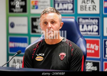 Leeds, West Yorkshire, Royaume-Uni. 18 août 2024. Super League Magic Weekend : Leigh Leopards vs Salford Red Devils à Elland Road. Paul Rowley l'entraîneur-chef des Red Devils de Salford lors de sa conférence de presse après une défaite décevante face aux Leigh Leopards au Magic Weekend 2024. Crédit James Giblin/Alamy Live News. Banque D'Images