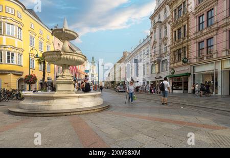 Linz, Autriche. 12 août 2024. La fontaine Sparkassen sur la rue Landstrasse dans le centre-ville Banque D'Images