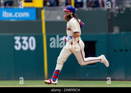 Philadelphie, États-Unis. 18 août 2024. Philadelphie Phillies Brandon Marsh dirige les bases après avoir frappé un simple home run lors de la sixième manche d'un match de baseball contre les Nationals de Washington, dimanche 18 août 2024, à Philadelphie. Photo de Laurence Kesterson/UPI crédit : UPI/Alamy Live News Banque D'Images