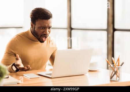 Choqué surpris un gars bête utilisant un pc au travail Banque D'Images