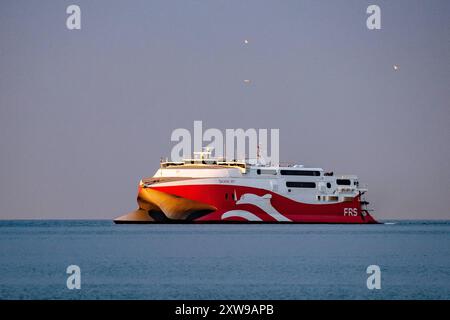 Blick auf die FRS Baltic Faehre am 16.08.2024 im Hafen Mukran in Sassnitz. DAS 91 Meter lange Schiff transportiert in der Rekordzeit von 2,5 Stunden Passagiere und Fahrzeuge zwischen Sassnitz, Ruegen, Deutschland, und Trelleborg, Schweden. Die Skane Jet ist eine als Katamaran gebaute Schnellfähre der deutschen Reederei FRS. Skane Jet. Vier kraftvolle Ruston-Motoren, angetrieben von beeindruckenden 40,000 PS, ermoeglichen es diesem Hochgeschwindigkeits-Katamaran, unbeladen eine Spitzengeschwindigkeit von 44 Knoten zu erreichen. Vue du ferry de la Baltique du FRS le 16 août 2024 dans le Mukran Harbo Banque D'Images