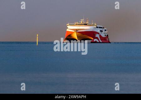 Blick auf die FRS Baltic Faehre am 16.08.2024 im Hafen Mukran in Sassnitz. DAS 91 Meter lange Schiff transportiert in der Rekordzeit von 2,5 Stunden Passagiere und Fahrzeuge zwischen Sassnitz, Ruegen, Deutschland, und Trelleborg, Schweden. Die Skane Jet ist eine als Katamaran gebaute Schnellfähre der deutschen Reederei FRS. Skane Jet. Vier kraftvolle Ruston-Motoren, angetrieben von beeindruckenden 40,000 PS, ermoeglichen es diesem Hochgeschwindigkeits-Katamaran, unbeladen eine Spitzengeschwindigkeit von 44 Knoten zu erreichen. Vue du ferry de la Baltique du FRS le 16 août 2024 dans le Mukran Harbo Banque D'Images