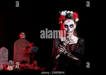 Personne portant le maquillage crâne et costume d'horreur pour célébrer dios de los muertos pendant Halloween. Femme effrayante habillée comme la Catrina le jour de la fête des morts, faisant la fête Banque D'Images