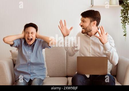 Père crier de peur fils Piscine Banque D'Images