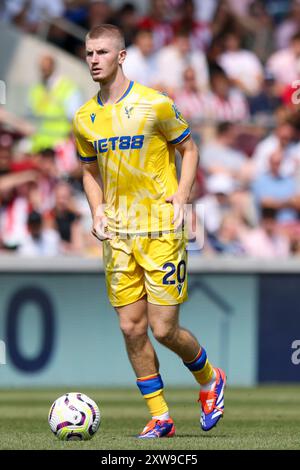 Adam Wharton de Crystal Palace sur le ballon lors du match de premier League entre Brentford et Crystal Palace au Gtech Community Stadium, Brentford, dimanche 18 août 2024. (Photo : Tom West | mi News) crédit : MI News & Sport /Alamy Live News Banque D'Images