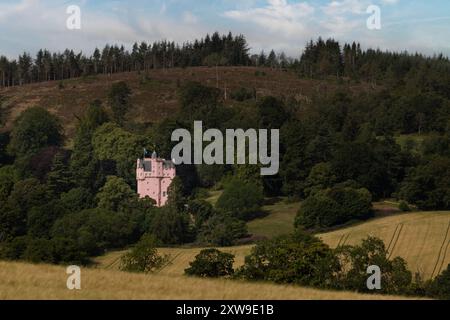 Craigievar Castle est un château écossais emblématique en rose, situé dans l'Aberdeenshire, en Écosse. Banque D'Images