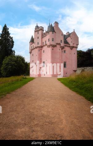 Craigievar Castle est un château écossais emblématique en rose, situé dans l'Aberdeenshire, en Écosse. Banque D'Images