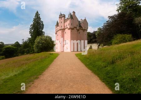 Craigievar Castle est un château écossais emblématique en rose, situé dans l'Aberdeenshire, en Écosse. Banque D'Images