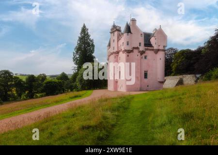 Craigievar Castle est un château écossais emblématique en rose, situé dans l'Aberdeenshire, en Écosse. Banque D'Images