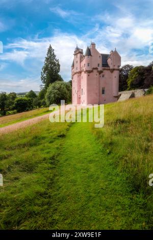 Craigievar Castle est un château écossais emblématique en rose, situé dans l'Aberdeenshire, en Écosse. Banque D'Images